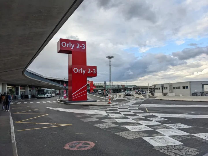 Blocages aux aéroports parisiens : l’impact sur les passagers et le secteur taxi