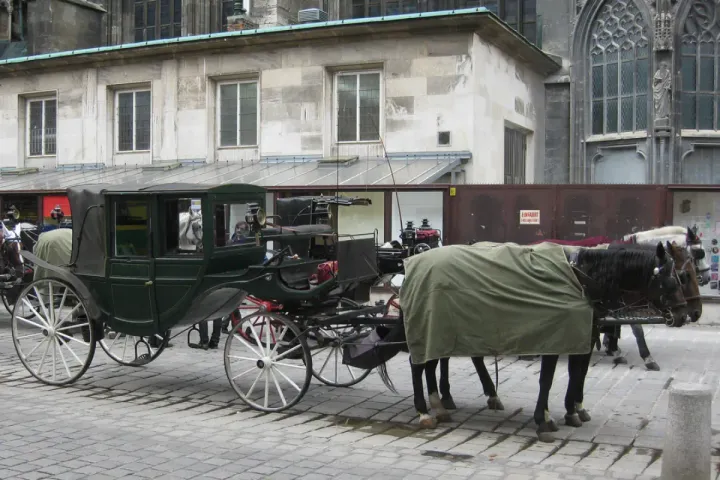 L’évolution des taxis parisiens au XXᵉ siècle : De la voiture à cheval au taxi moderne