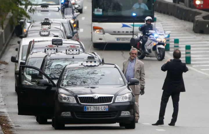 Impact sur les taxis : comment les nouvelles mesures de circulation à Paris affectent les chauffeurs et les usagers