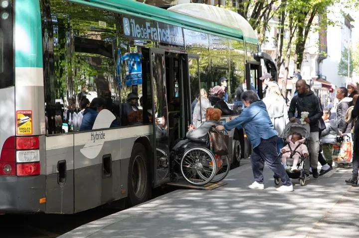 Réorganisation du réseau bus : opportunités ou menaces pour le taxi urbain à Paris ?