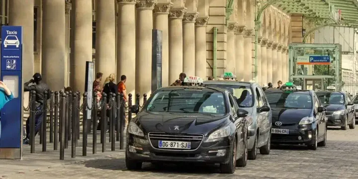 Comment utiliser une borne d’appel de taxi : règles et bonnes pratiques
