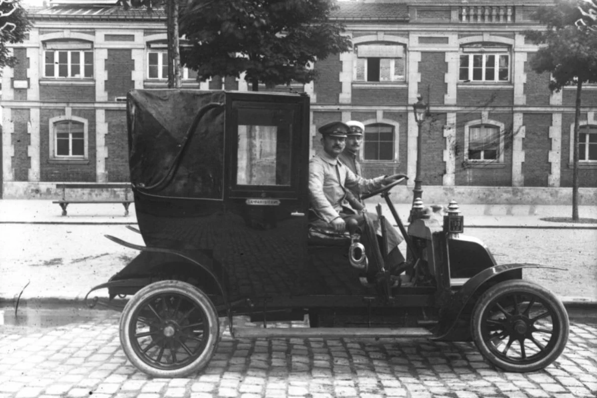 Découvrez comment les taxis parisiens ont joué un rôle central lors de la Grande Exposition universelle de 1900 à Paris.