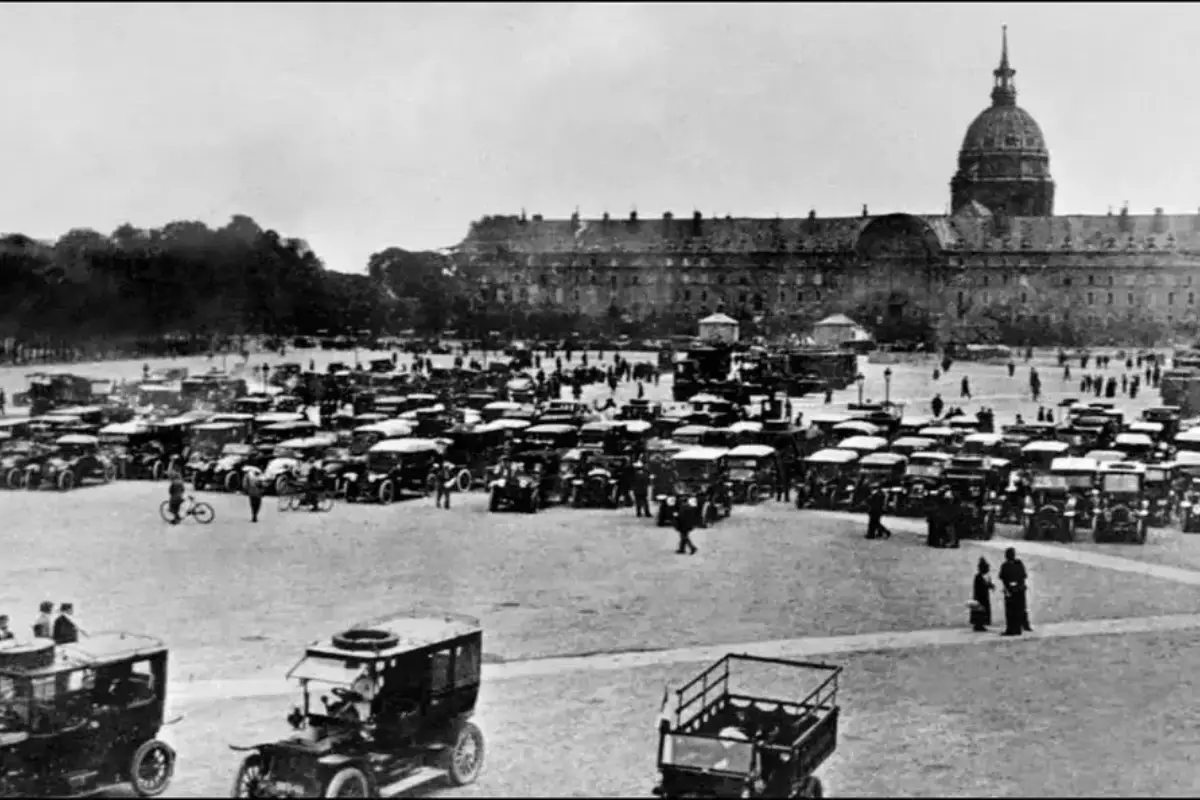 L'histoire des Taxis de la Marne est l'un des épisodes les plus emblématiques et héroïques de l'histoire des taxis parisiens.