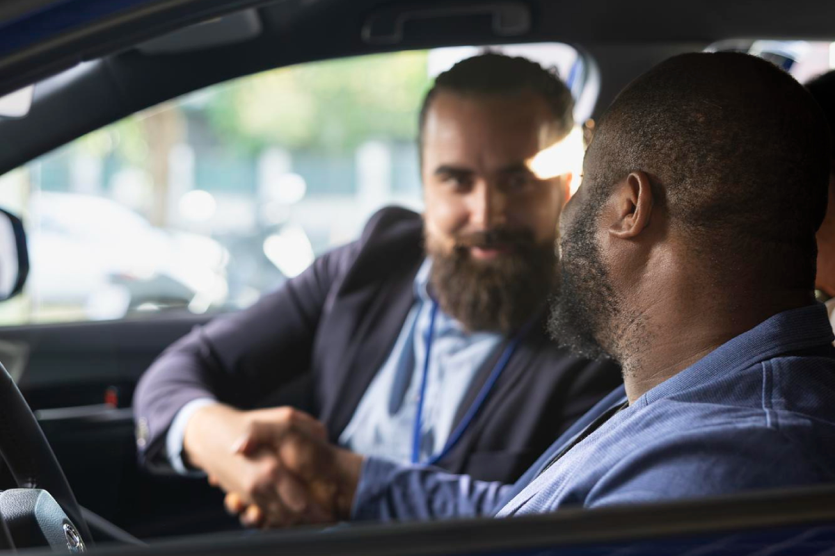 Chauffeur VTC recherchant des courses et développant son réseau professionnel