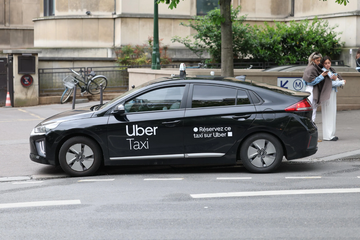 Depuis 2022, Uber permet de réserver un taxi via son application à Paris. En 2025, l’offre s’étend et rapproche encore plus les usages entre taxis et VTC. Découvrez comment fonctionne ce service mixte, ses avantages et ses limites.
