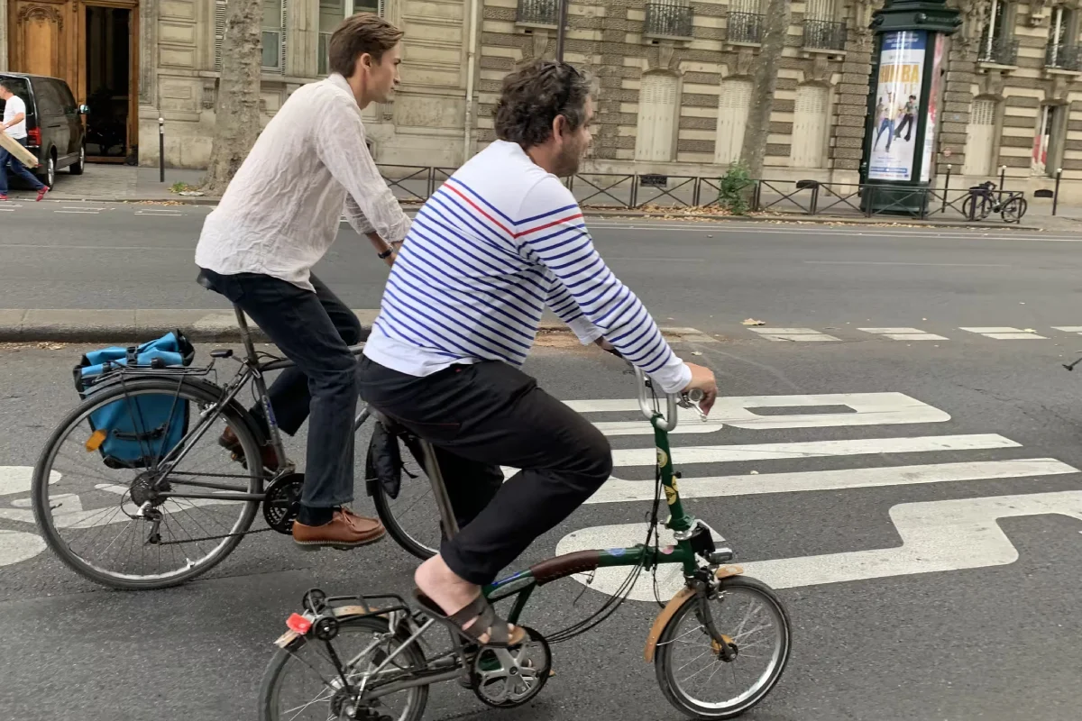 Dans une initiative audacieuse visant à repenser la mobilité urbaine, la mairie de Paris lance une expérimentation inédite de voies vélos-taxis